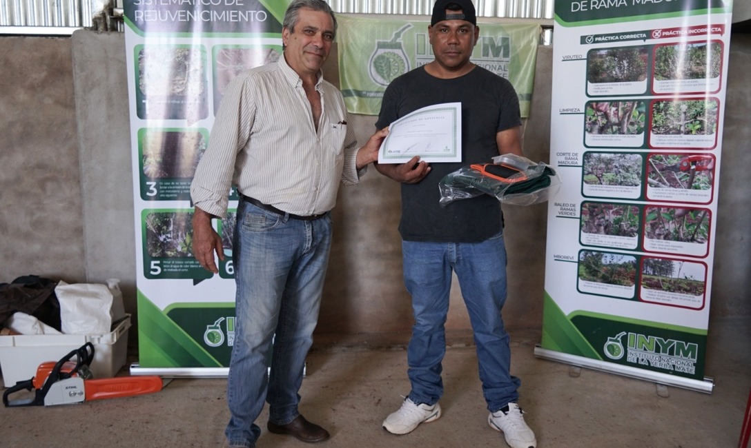 Nelson Dalcomo, Director por los Productores hace entrega del certificado de capacitaci&oacute;n e indumentaria.