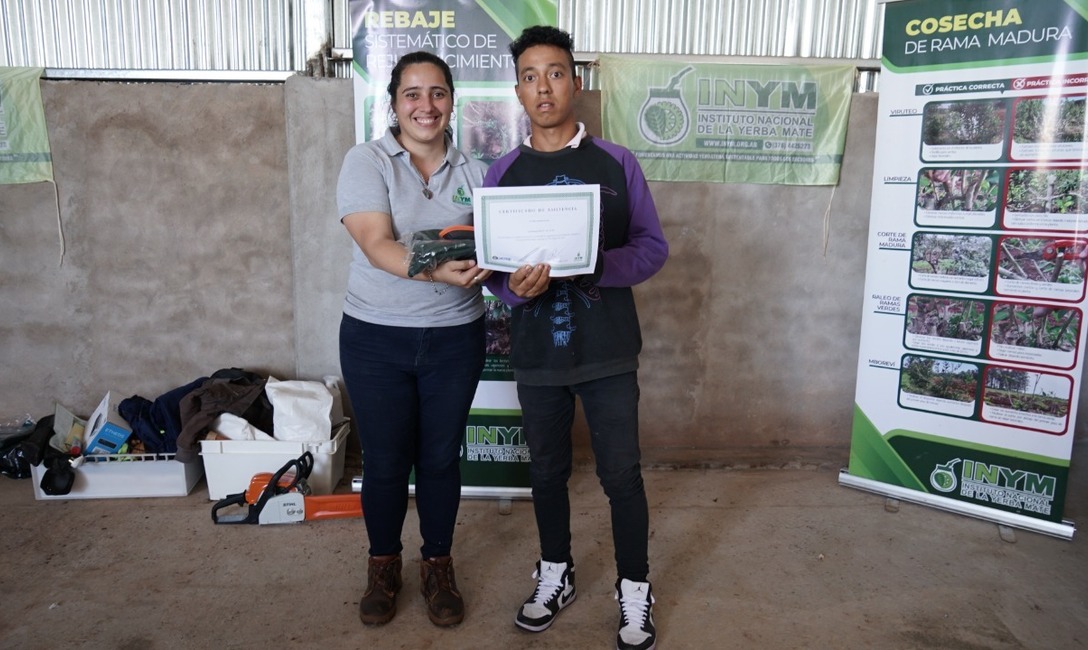 Imagen de M&aacute;s de 30 tareferos se capacitaron en t&eacute;cnicas de cosecha y recibieron herramientas e indumentaria