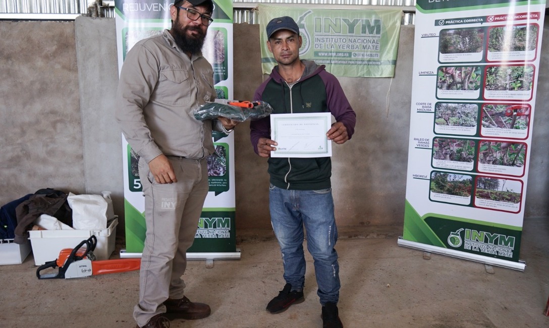 Imagen de M&aacute;s de 30 tareferos se capacitaron en t&eacute;cnicas de cosecha y recibieron herramientas e indumentaria