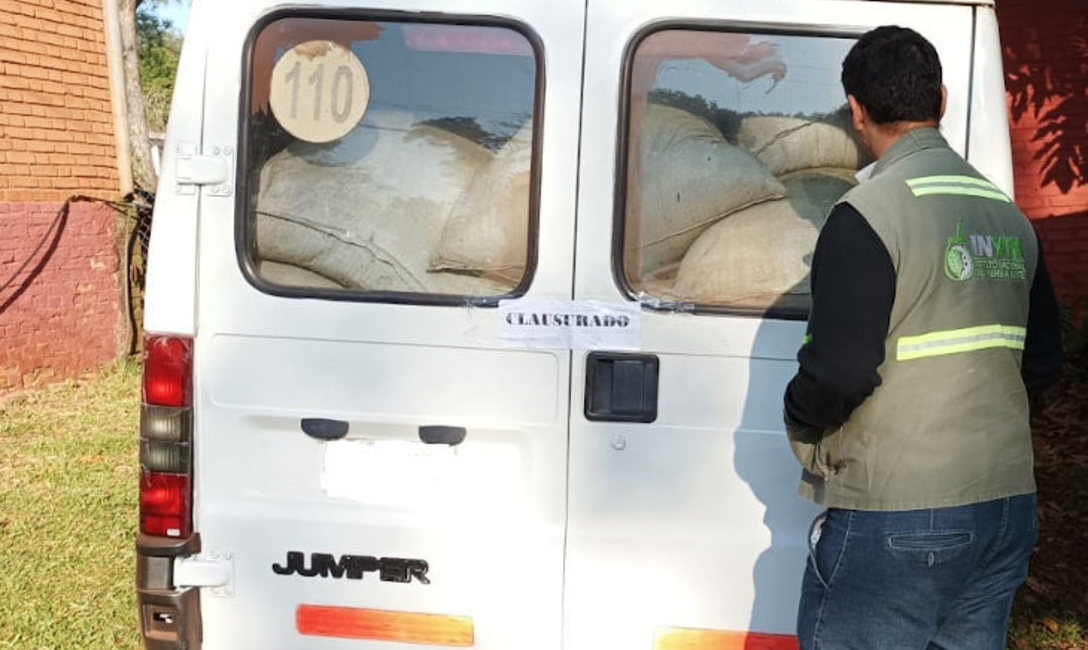 Imagen de En un nuevo operativo, la Policía y el INYM detuvieron un cargamento de yerba canchada sin documentación Imagen de En un nuevo operativo, la Policía y el INYM detuvieron un cargamento de yerba canchada sin documentación