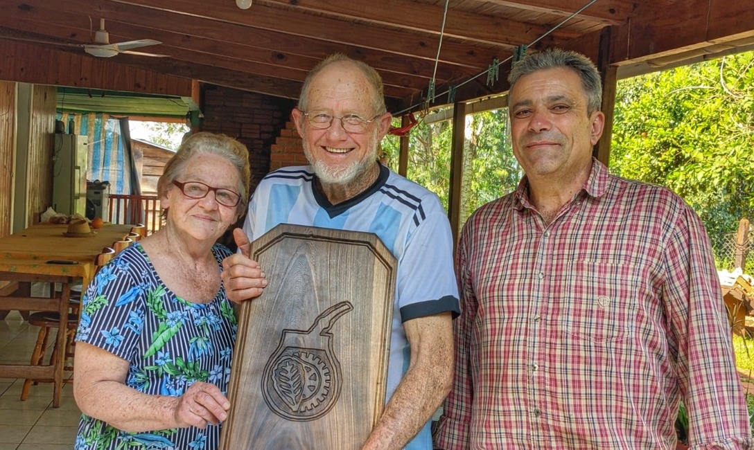 Nelson Dalcolmo, director por los Productores, entregó el reconocimiento a Liria y Alvaristo. Nelson Dalcolmo, director por los Productores, entregó el reconocimiento a Liria y Alvaristo.
