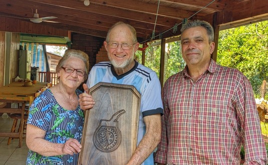 Nelson Dalcolmo, director por los Productores, entregó el reconocimiento a Liria y Alvaristo.