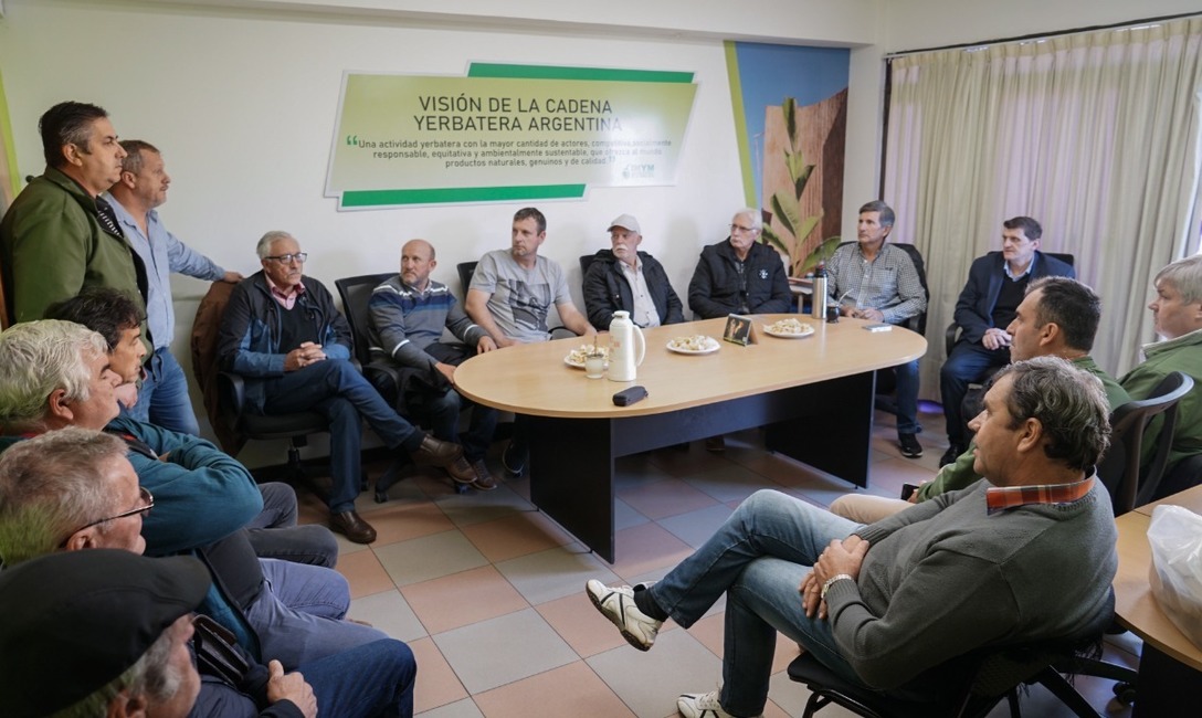 Imagen de Reunión con el ministro de Hacienda de Misiones y cooperativas por líneas de financiamiento Imagen de Reunión con el ministro de Hacienda de Misiones y cooperativas por líneas de financiamiento