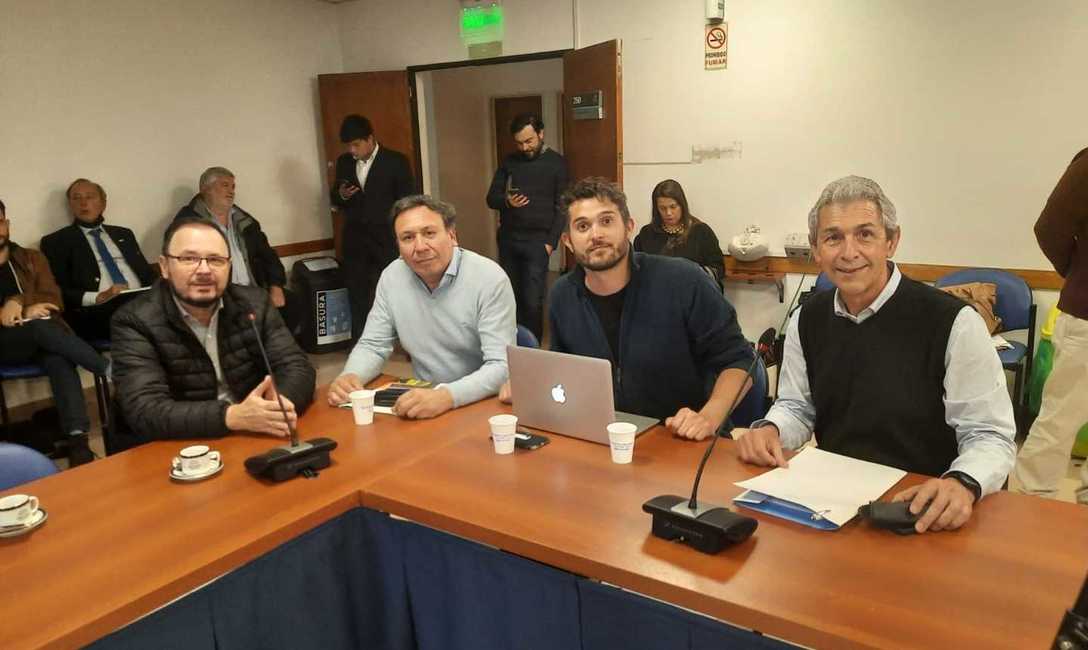 El diputado nacional Diego Sartori; el vicepresidente del INYM, Ricardo Maciel; el ministro del Agro de Misiones, Facundo Sartori y el diputado nacional Carlos Fernández. El diputado nacional Diego Sartori; el vicepresidente del INYM, Ricardo Maciel; el ministro del Agro de Misiones, Facundo Sartori y el diputado nacional Carlos Fernández.