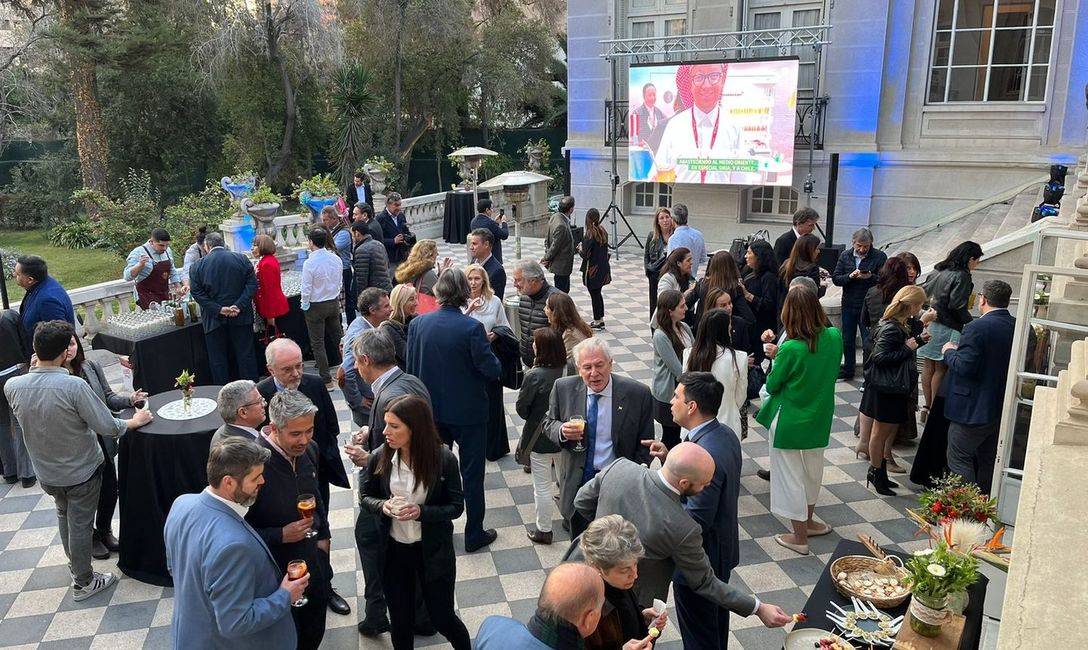 Imagen de La Infusi&oacute;n Nacional, promocionada en la embajada argentina en Chile