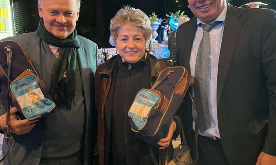 Los embajadores de Panam&aacute;, Mario Vel&aacute;squez Ch&iacute;zmar, y de Honduras, Eleonora Ortez Williams, recibieron equipos de mate y conocieron sobre la Infusi&oacute;n Nacional.