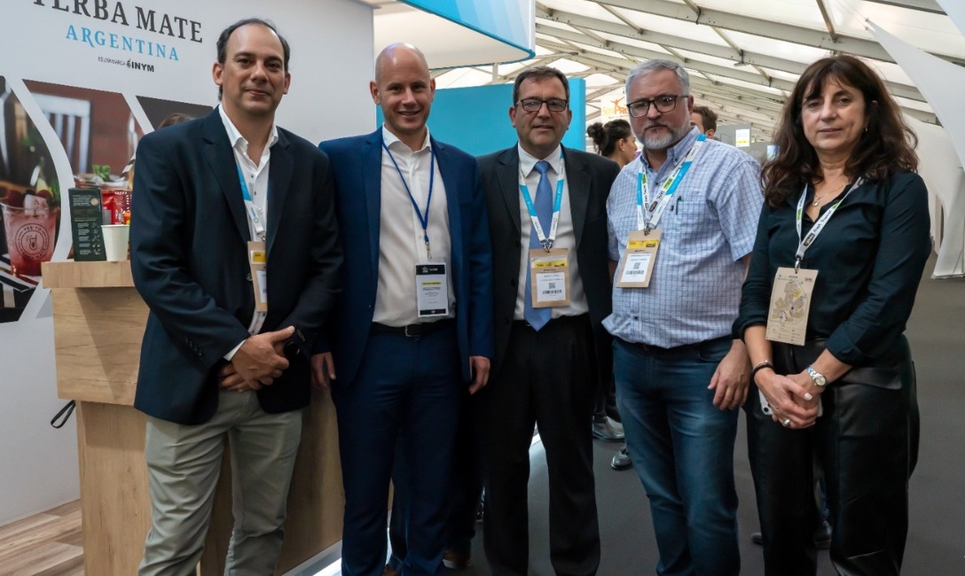 Guillermo Merediz, subsecretario de Comercio e Inversión de Cancillería; Mauricio Pellegrino (AAICI); los directores por la Producción del INYM, Jonas Petterson y Claudio Marcelo Hacklander, y la subgerente de Promoción del INYM, María Marta Oria Guillermo Merediz, subsecretario de Comercio e Inversión de Cancillería; Mauricio Pellegrino (AAICI); los directores por la Producción del INYM, Jonas Petterson y Claudio Marcelo Hacklander, y la subgerente de Promoción del INYM, María Marta Oria