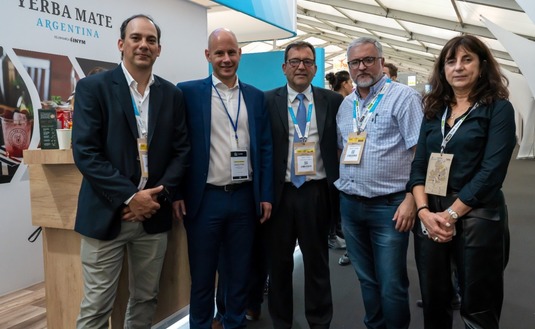 Guillermo Merediz, subsecretario de Comercio e Inversión de Cancillería; Mauricio Pellegrino (AAICI); los directores por la Producción del INYM, Jonas Petterson y Claudio Marcelo Hacklander, y la subgerente de Promoción del INYM, María Marta Oria