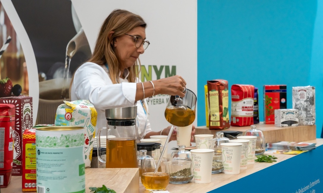 Charla y degustación de yerba mate de la sommelier Carolina Vincenzoni en Sial París Charla y degustación de yerba mate de la sommelier Carolina Vincenzoni en Sial París