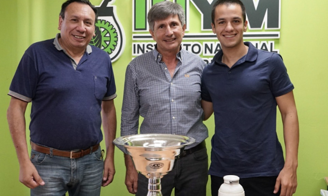 Imagen de Rudi Budziak, piloto de TC Mouras y fanático del mate de visita en el INYM Imagen de Rudi Budziak, piloto de TC Mouras y fanático del mate de visita en el INYM