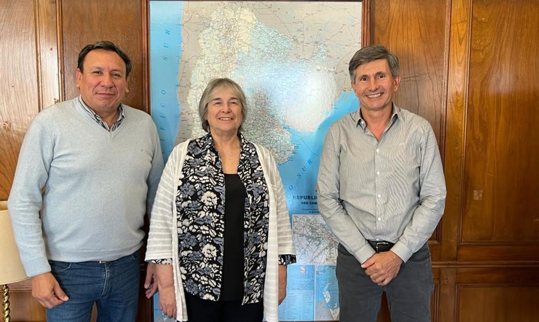 Ricardo Maciel (Vice. Pte INYM), Diana María Guillén (Pta. del SENASA) y Juan José Szychowski (Pte. del INYM) Ricardo Maciel (Vice. Pte INYM), Diana María Guillén (Pta. del SENASA) y Juan José Szychowski (Pte. del INYM)