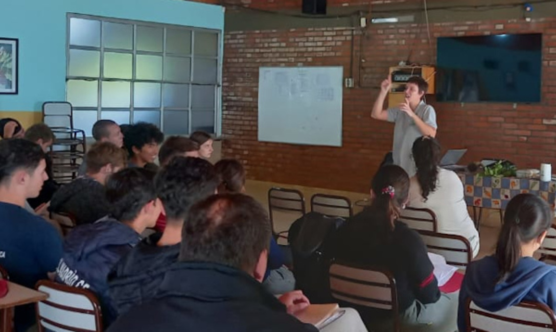 Imagen de Charla sobre plagas y enfermedades en yerbales con estudiantes de San Vicente