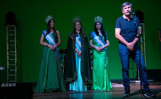 Imagen de Junto a los productores, en el cierre de la Fiesta Nacional de la Yerba Mate