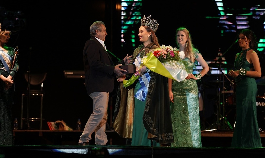 Imagen de Junto a los productores, en el cierre de la Fiesta Nacional de la Yerba Mate Imagen de Junto a los productores, en el cierre de la Fiesta Nacional de la Yerba Mate
