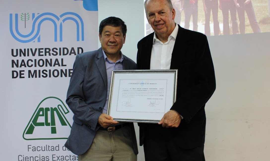 Imagen de Chingo Schmalko, pionero en ciencia de yerba mate, fue distinguido como Profesor Emérito de la UNaM Imagen de Chingo Schmalko, pionero en ciencia de yerba mate, fue distinguido como Profesor Emérito de la UNaM