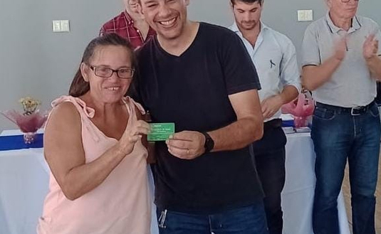 Imagen de Productores de Andresito recibieron sus carnets de cobertura de salud