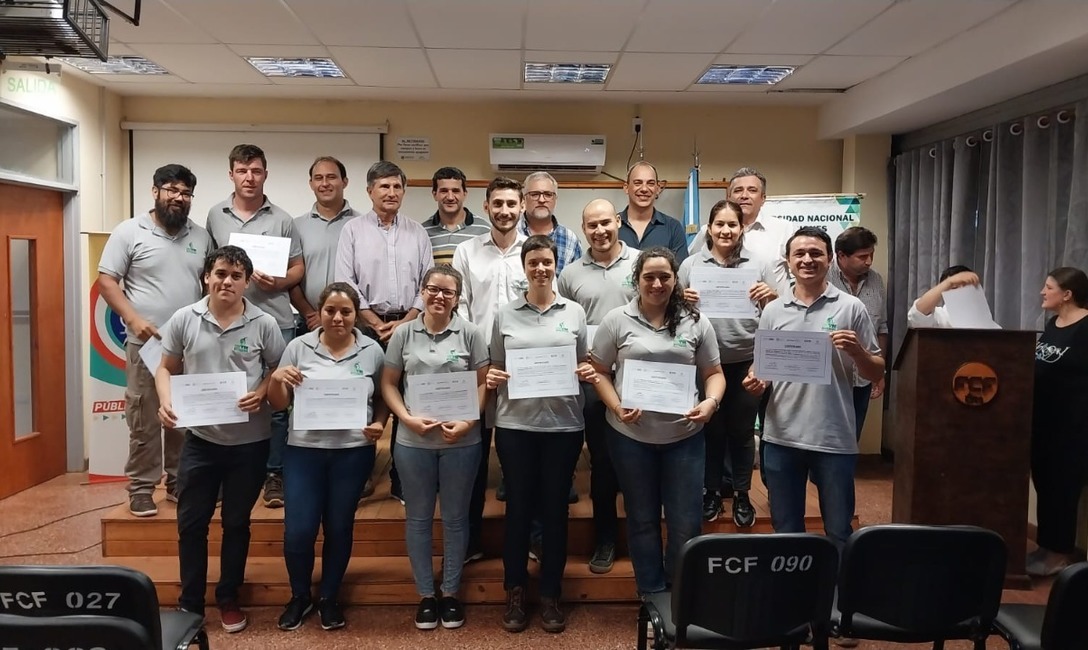 Imagen de Todo el equipo extensionista del INYM con Diplomatura en Producci&oacute;n de Yerba Mate