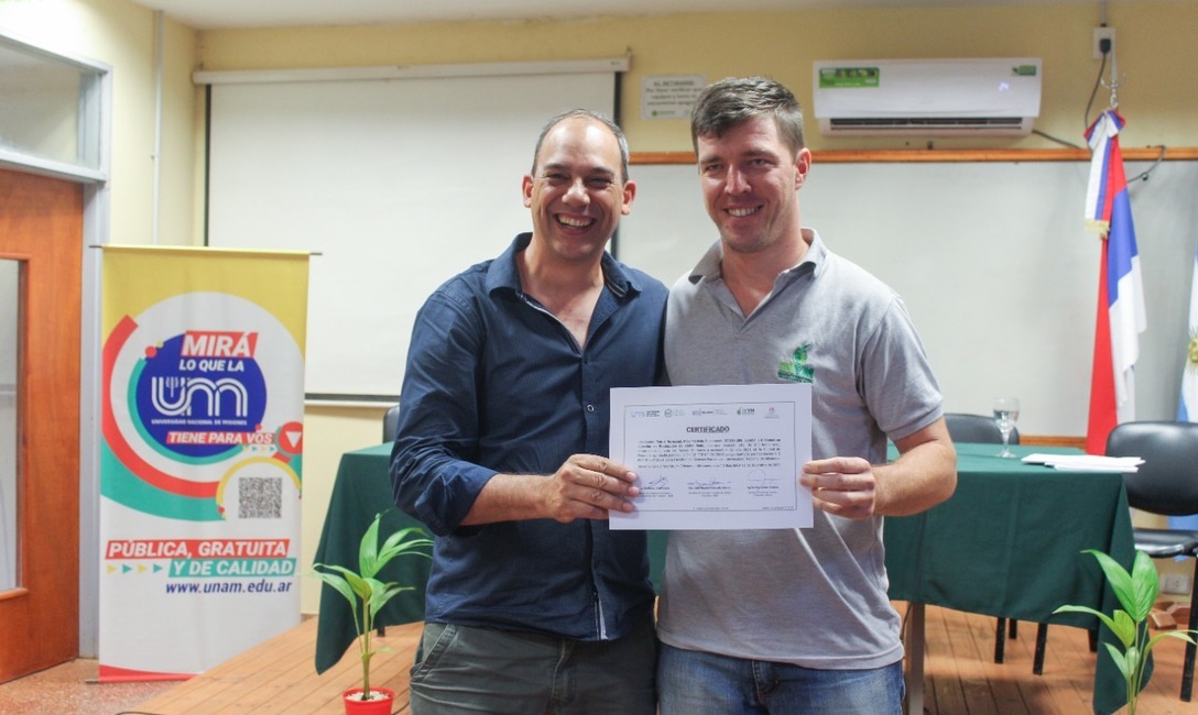 Imagen de Todo el equipo extensionista del INYM con Diplomatura en Producci&oacute;n de Yerba Mate