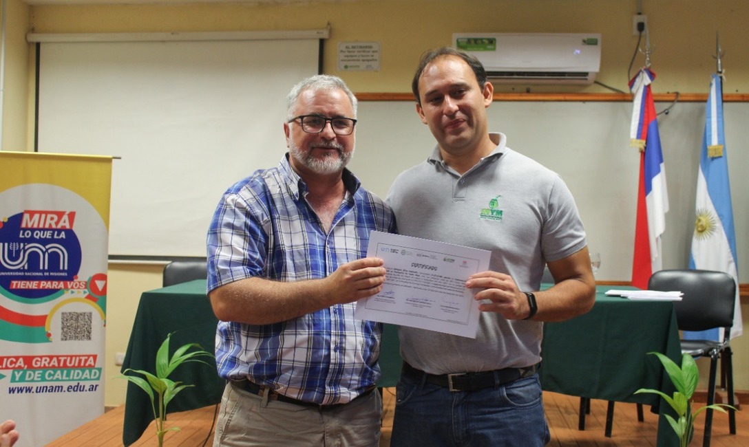 Imagen de Todo el equipo extensionista del INYM con Diplomatura en Producci&oacute;n de Yerba Mate