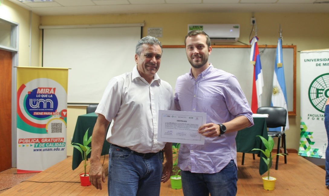 Imagen de Todo el equipo extensionista del INYM con Diplomatura en Producci&oacute;n de Yerba Mate
