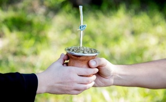 Imagen de El INYM entregó donaciones de yerba mate a entidades sociales y asociaciones civiles