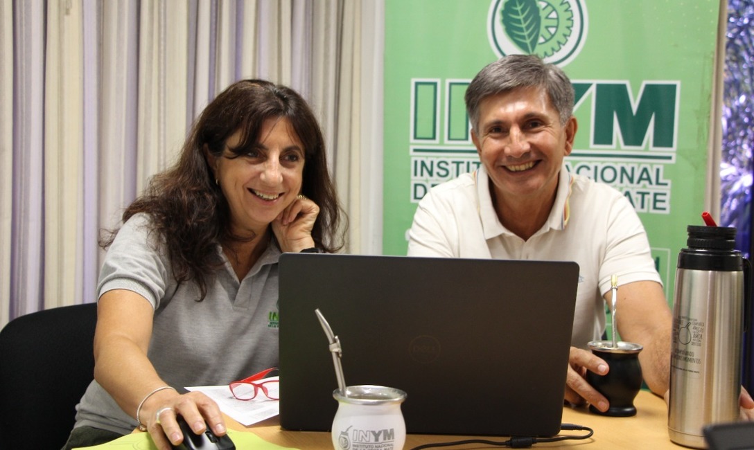 El presidente del INYM, Juan Jos&eacute; Szychowski, y la subgerente de Promoci&oacute;n, Mar&iacute;a Martha Oria.