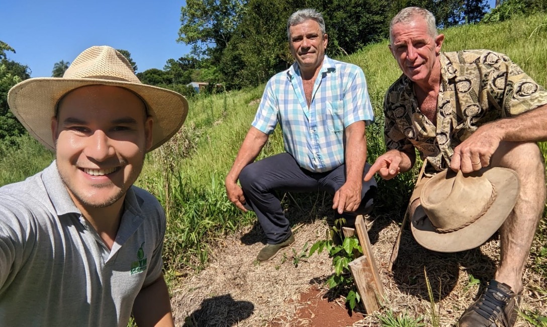 Imagen de Yerbales sustentables y agua, temas de la visita del INYM a productores de 25 de Mayo