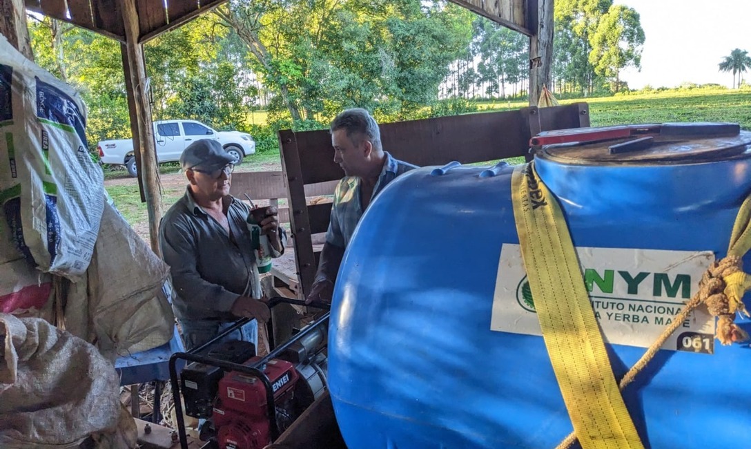 Imagen de Yerbales sustentables y agua, temas de la visita del INYM a productores de 25 de Mayo