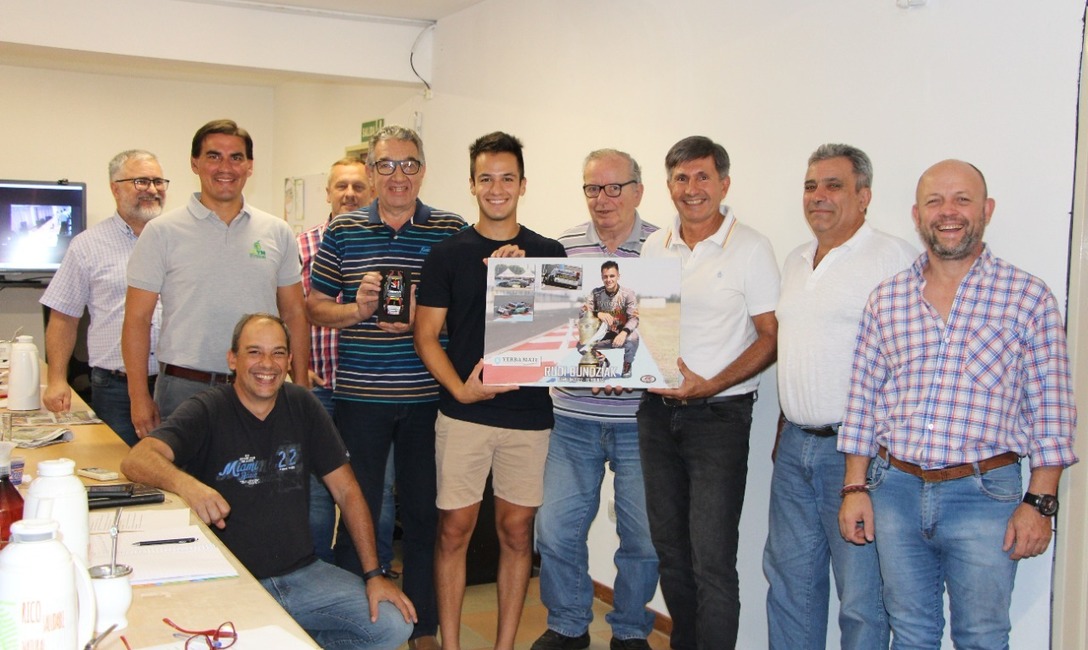 Imagen de Respaldo al deporte, con el piloto Bundziak y el mate Imagen de Respaldo al deporte, con el piloto Bundziak y el mate