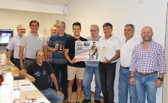 Imagen de Respaldo al deporte, con el piloto Bundziak y el mate