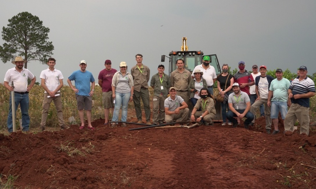 El ingeniero Matías Bazila, junto al equipo técnico y productores durante una jornada de sistematización de suelos. El ingeniero Matías Bazila, junto al equipo técnico y productores durante una jornada de sistematización de suelos.