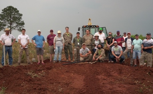 El ingeniero Mat&iacute;as Bazila, junto al equipo t&eacute;cnico y productores durante una jornada de sistematizaci&oacute;n de suelos.