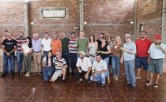 Imagen de Productores de Gobernador Roca recibieron sus carnets de cobertura de salud