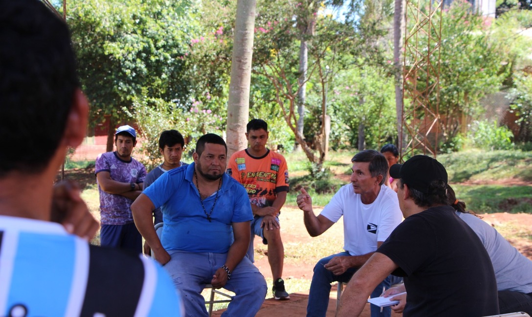 El presidente del INYM, Juan José Szychowski, y el cacique de Perutí, Cristian Cabrera, presiden la reunión. El presidente del INYM, Juan José Szychowski, y el cacique de Perutí, Cristian Cabrera, presiden la reunión.