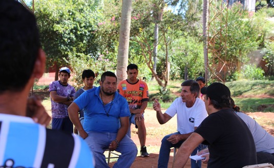 El presidente del INYM, Juan Jos&eacute; Szychowski, y el cacique de Perut&iacute;, Cristian Cabrera, presiden la reuni&oacute;n.