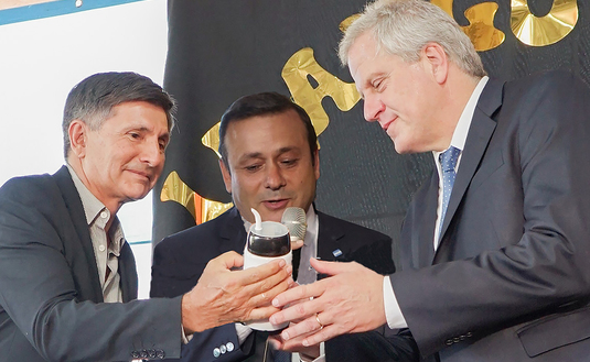 Imagen de Comenzaron las gestiones para llevar el Mate en la Escuela a todo el país