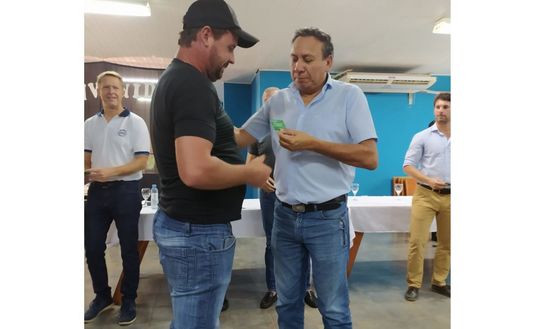 Imagen de Productores de Campo Ramón recibieron sus carnets de cobertura de salud