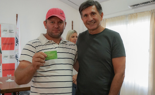 Imagen de Pequeños productores de Campo Grande recibieron sus carnets para la Cobertura de Salud