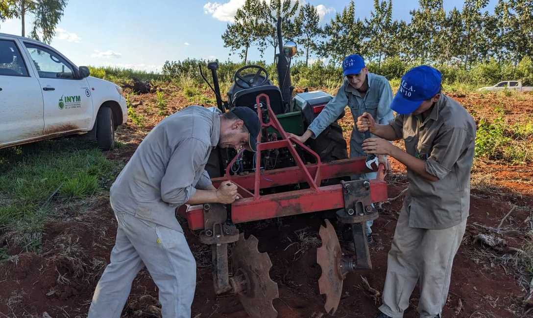 Imagen de En la chacra de Dutka, capacitaci&oacute;n para evitar erosi&oacute;n y retener el agua