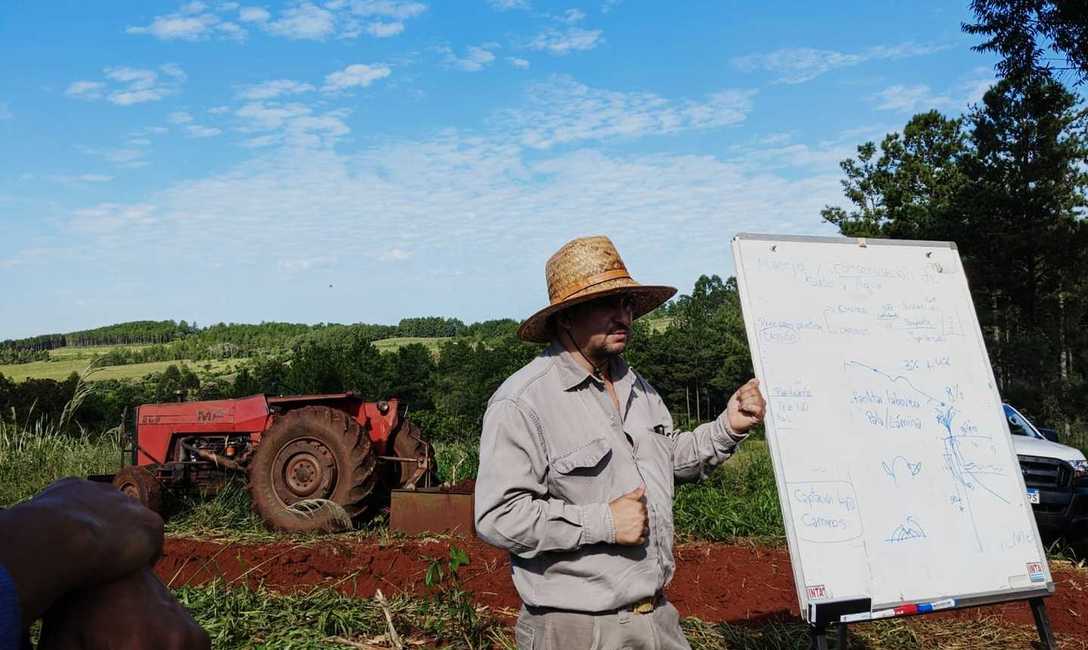 Imagen de En la chacra de Dutka, capacitaci&oacute;n para evitar erosi&oacute;n y retener el agua