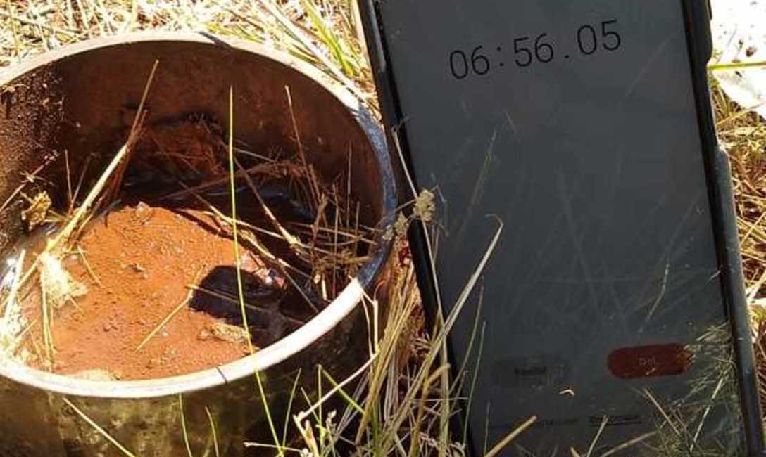 La foto ilustra baja capacidad de infiltraci&oacute;n de agua en un suelo compactado, trascurrido casi 6 minutos.