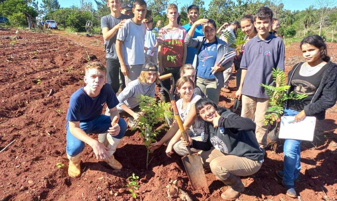 Imagen de Sistematización de suelos y plantación de árboles en la EFA de Capioví Imagen de Sistematización de suelos y plantación de árboles en la EFA de Capioví