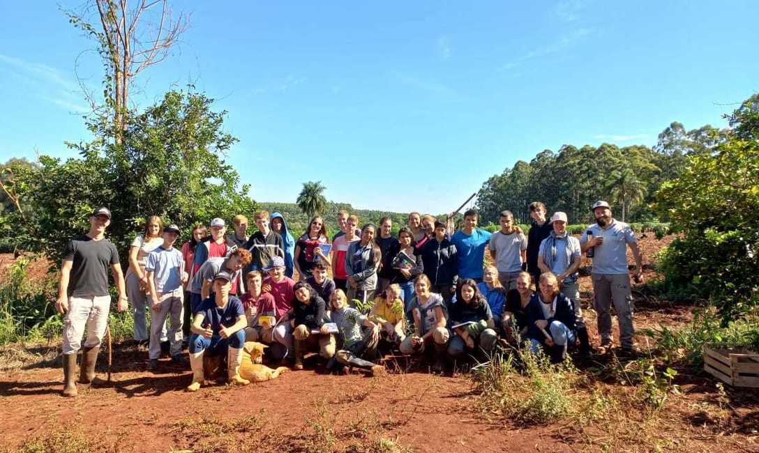 Imagen de Sistematización de suelos y plantación de árboles en la EFA de Capioví Imagen de Sistematización de suelos y plantación de árboles en la EFA de Capioví
