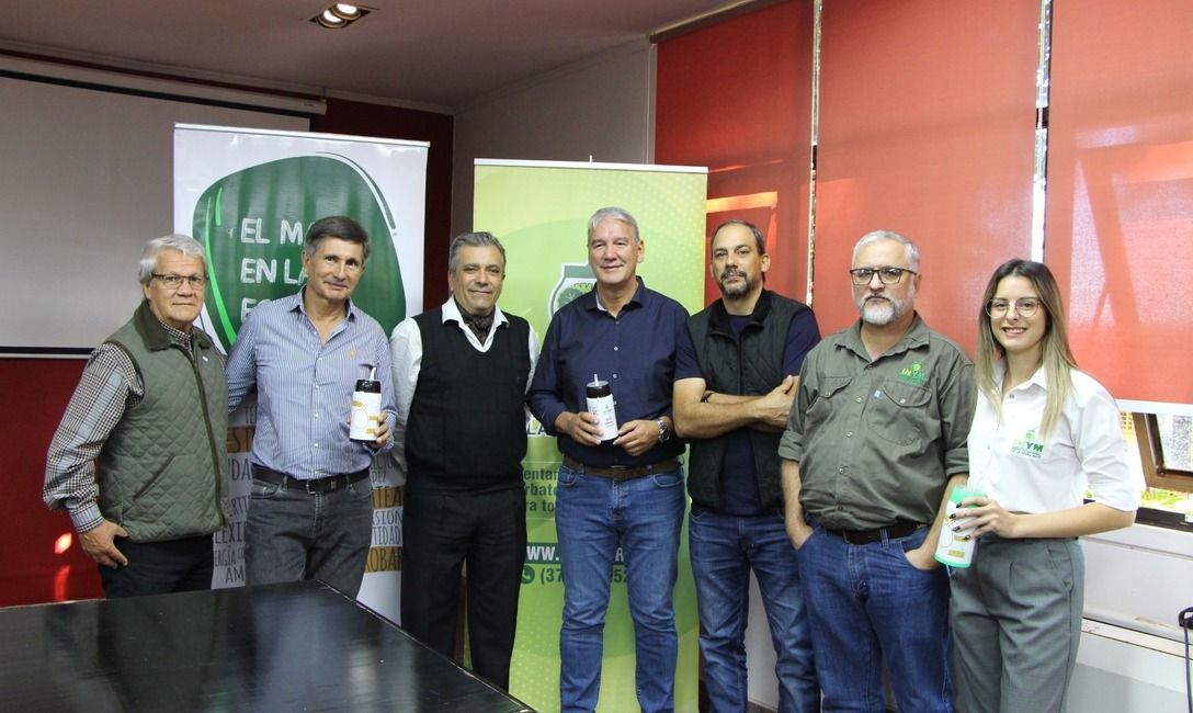 Raúl Escalada, Juan José Szychowski, Nelson Dalcolmo, Jonas Petterson, Claudio Marcelo Hacklander y Natasha Hofkamp, parte del equipo del INYM junto al ministro Miguel Sedoff. Raúl Escalada, Juan José Szychowski, Nelson Dalcolmo, Jonas Petterson, Claudio Marcelo Hacklander y Natasha Hofkamp, parte del equipo del INYM junto al ministro Miguel Sedoff.