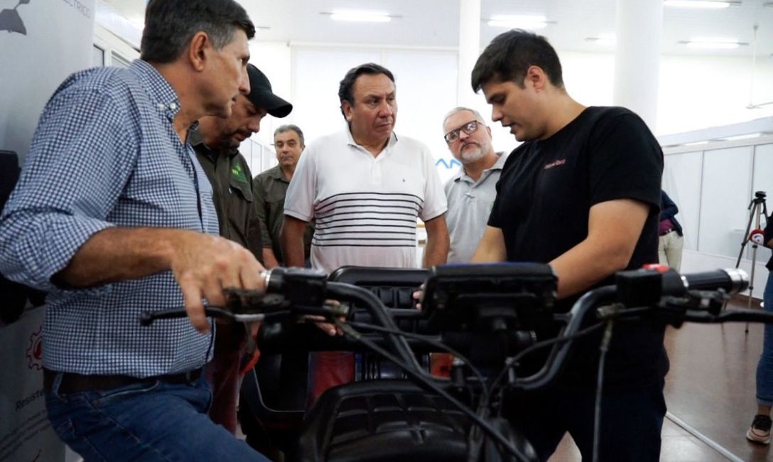 Imagen de El INYM participó en la presentación del “Wakure serie-A”, un utilitario eléctrico para agricultura familiar. Imagen de El INYM participó en la presentación del “Wakure serie-A”, un utilitario eléctrico para agricultura familiar.