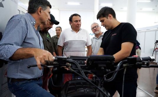 Imagen de El INYM participó en la presentación del Wakure serie-A, un utilitario eléctrico para agricultura familiar.