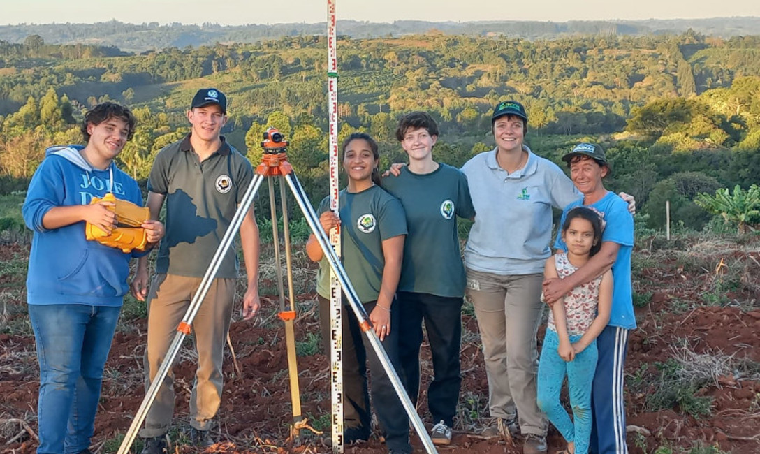 Imagen de Curvas a nivel, �ponchos� y cubiertas verdes en charlas del INYM con los j&oacute;venes