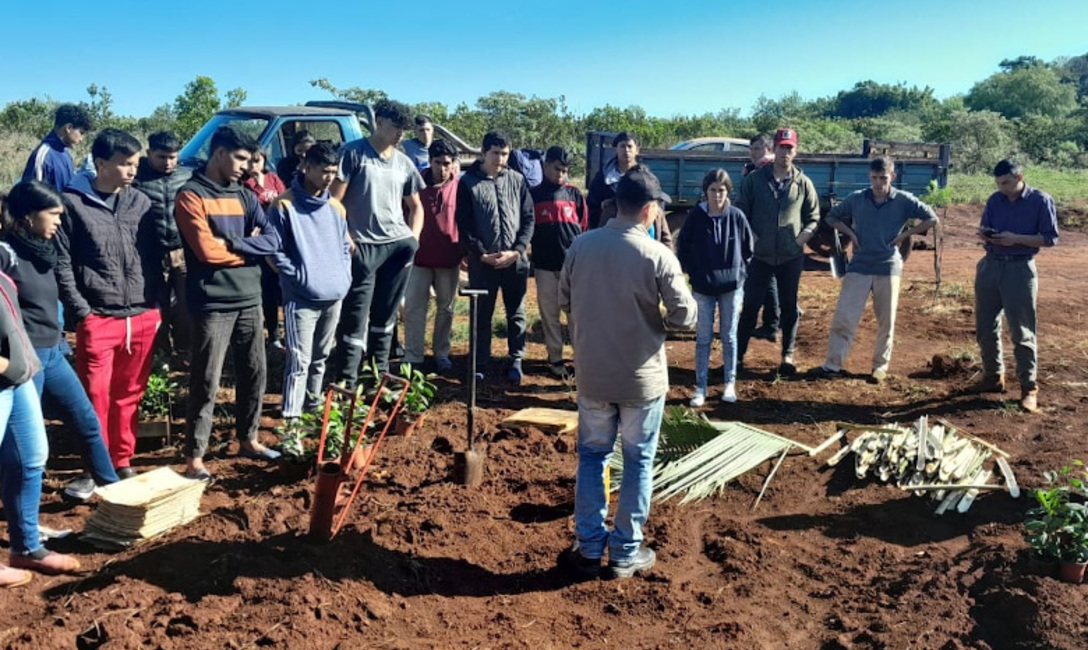 Imagen de Curvas a nivel, �ponchos� y cubiertas verdes en charlas del INYM con los j&oacute;venes