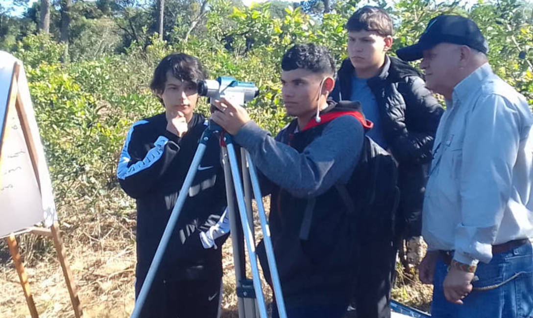 Imagen de Curvas a nivel, �ponchos� y cubiertas verdes en charlas del INYM con los j&oacute;venes