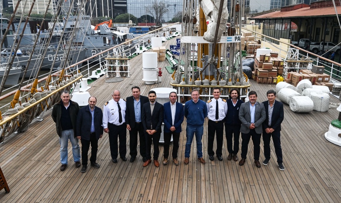 El secretario de Agricultura, Juan José Bahillo; y el presidente y el vicepresidente del INYM, Juan José Szychowski y Ricardo Maciel, entre otros, en la Fragata Libertad. El secretario de Agricultura, Juan José Bahillo; y el presidente y el vicepresidente del INYM, Juan José Szychowski y Ricardo Maciel, entre otros, en la Fragata Libertad.
